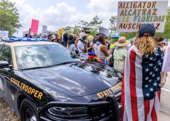 Alligator Alcatraz: ¿Cómo es el polémico campo de detención de Florida rodeado de caimanes?