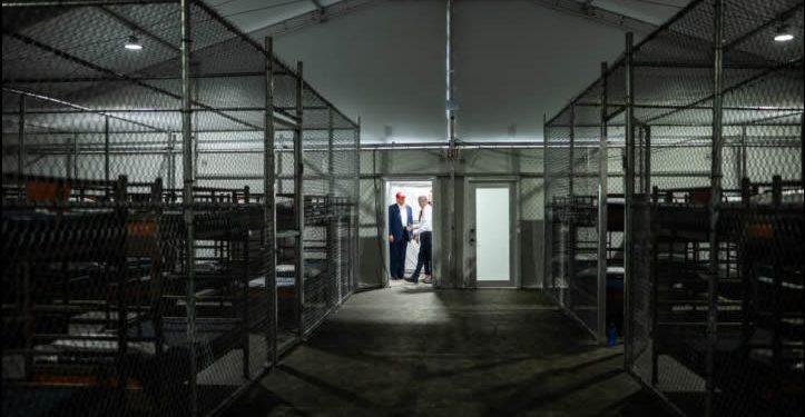 ‘Alligator Alcatraz’ | Pese a críticas de condiciones inhumanas, llegan primeros migrantes