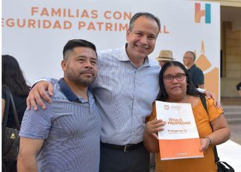 Brinda Astiazarán seguridad patrimonial a familias con entrega de títulos