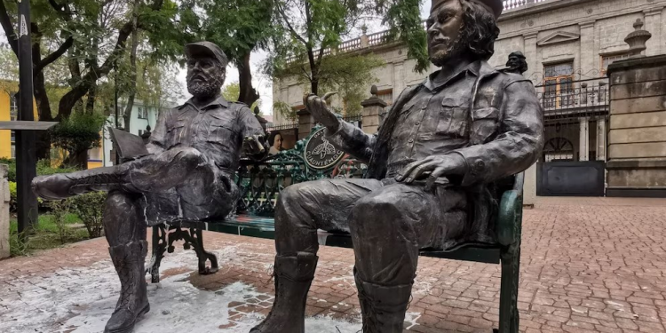 Tras retirar esculturas del ‘Che’ y Fidel Castro; Ceci Flores señala: “Ojalá nos defendieran como a las estatuas”