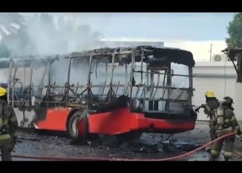 Fuego consume una unidad de transporte urbano derivado de una falla mecánica, iba sin pasaje