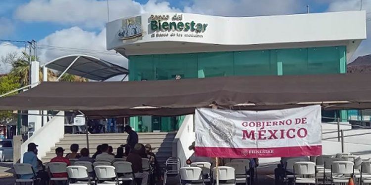 Ponen carpas para proteger del sol a beneficiarios de los programas sociales que acuden a cobrar sus pensiones