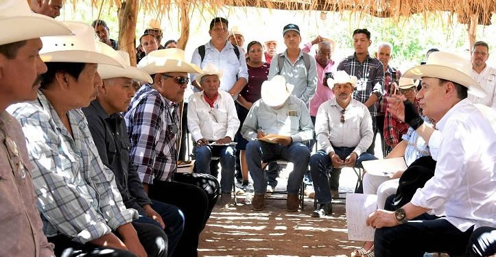 Durazo y Regino plantan a yaquis citados que exigen transparencia