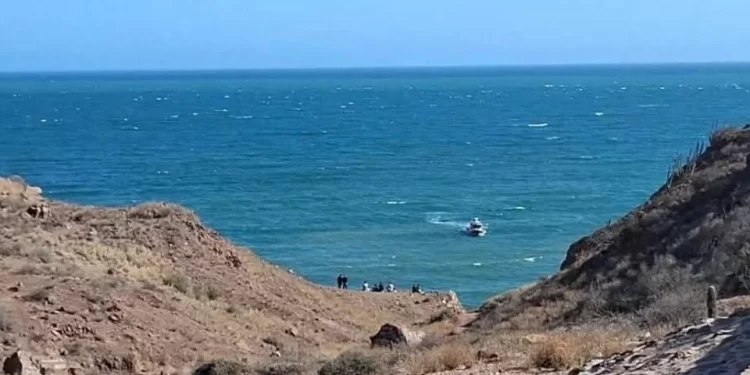 Continúa búsqueda de joven arrastrado por la corriente en una playa de Guaymas