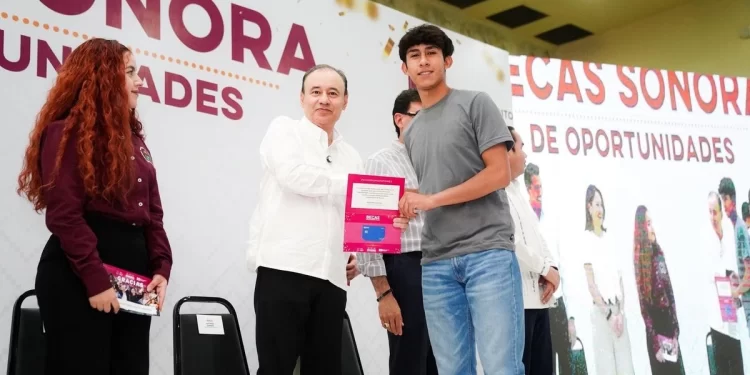 Gobernador de Sonora entrega becas a estudiantes de universidades de Nogales