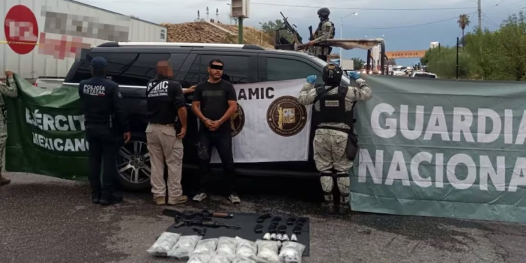 Cae sujeto en posesión de armas y narcóticos en Sonora; viajaba en vehículo con reporte de robo EU