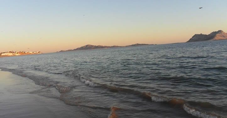 Prohíben a bañistas y a navegación entrar al mar en Bahía de Kino por condiciones climáticas los días jueves y viernes