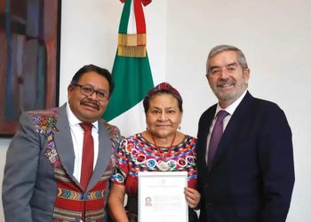 Rigoberta Menchú recibe la nacionalidad mexicana y es reconocida por la SRE