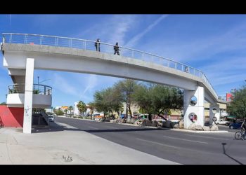 Le dan “manita de gato” a puente peatonal de la UNISON frente al viejo HGE