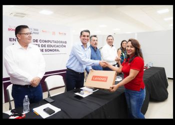 Benefician con uniformes y computadoras a comunidad educativa del sur de Sonora