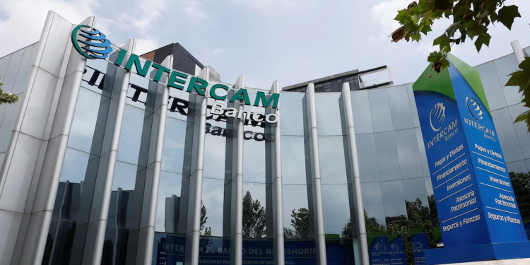 Huida de clientes y cancelación de servicios: los estragos de las instituciones financieras sancionadas por EE UU por narcolavado