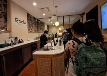 … y mientras tanto, chocolatería de Andy, a todo lo que da; hay filas de hasta 15 minutos en el negocio de los López Beltrán