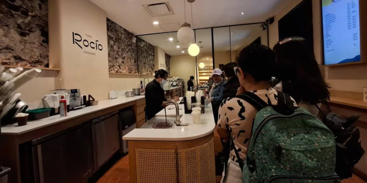 … y mientras tanto, chocolatería de Andy, a todo lo que da; hay filas de hasta 15 minutos en el negocio de los López Beltrán