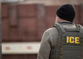 Presentan cargos penales relacionados a la inmigración contra 134 personas en Arizona