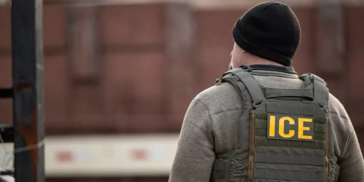 Presentan cargos penales relacionados a la inmigración contra 134 personas en Arizona
