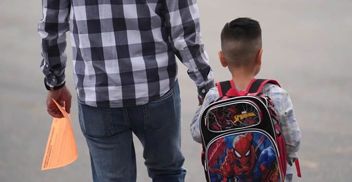 Con miedo por redadas migratorias inicia ciclo escolar en Los Ángeles