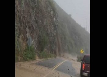 Provocan lluvias deslizamientos de tierra y piedra en los cerros aledaños a las carreteras de Sonora