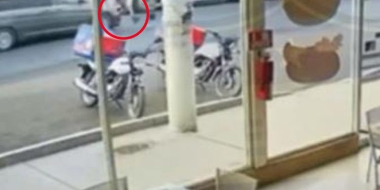 Atropellan a una familia en SLRC, cinco niños y su padre resultan heridos