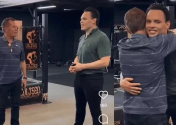 Julio César Chávez se reúne con su hijo Chavez Jr en gimnasio de Hermosillo, Sonora