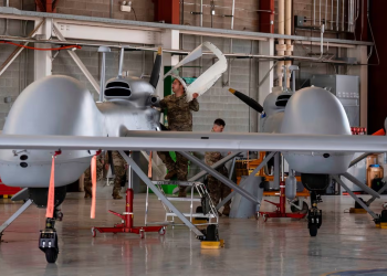 Dentro del contenedor de transporte sin ventanas desde donde se buscan migrantes con drones