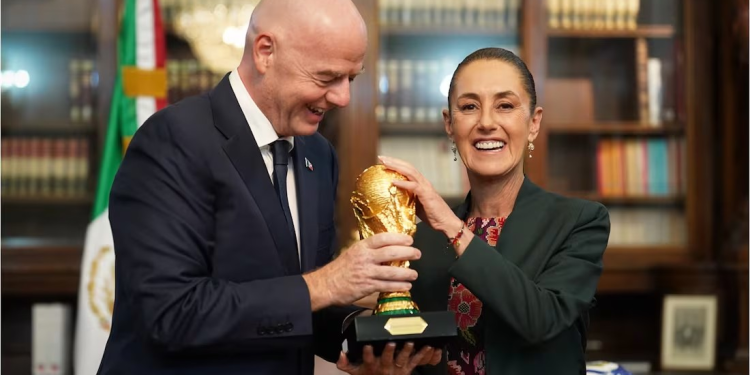 Claudia Sheinbaum recibe la Copa del Mundo en manos de Gianni Infantino; el presidente de la FIFA visitó Palacio Nacional