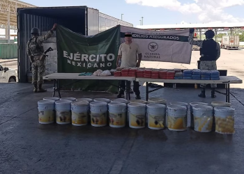 Detienen en Sonora al conductor de un camión que llevaba casi 20 millones de pesos en droga oculta en cubetas