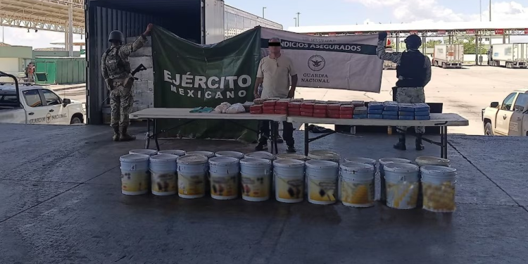 Detienen en Sonora al conductor de un camión que llevaba casi 20 millones de pesos en droga oculta en cubetas