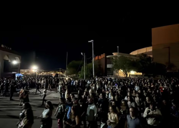 Fans resisten fuerte lluvia para ver a Shakira; desde temprano hacen filas fuera de la entrada del evento