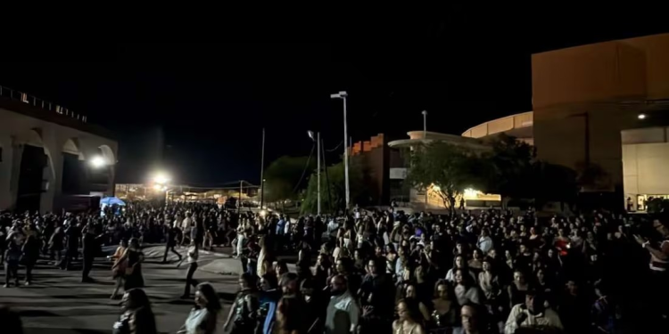Fans resisten fuerte lluvia para ver a Shakira; desde temprano hacen filas fuera de la entrada del evento