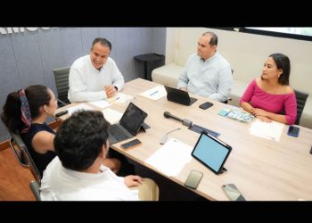 Atiende Astiazarán a estudiantes de la UNISON para reforzar seguridad vial fuera del campus Hermosillo