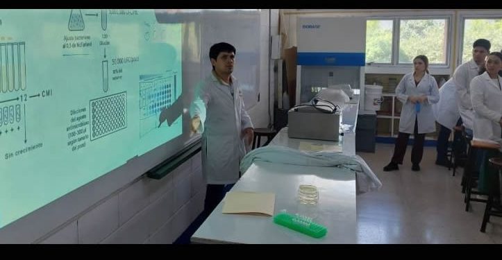 Académicos de la UNISON imparten taller en la Universidad de Honduras sobre resistencia microbiana