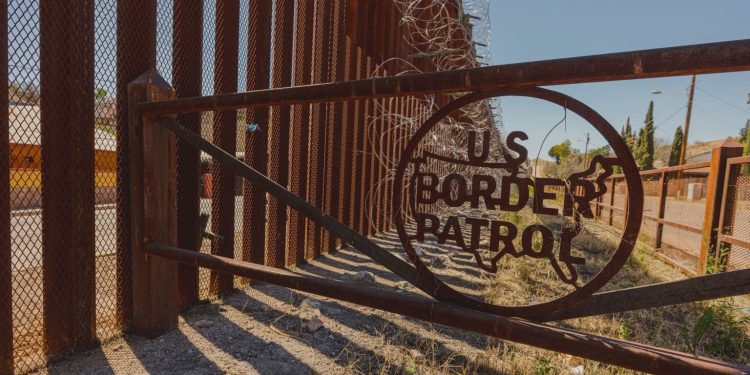 Embajada de Estados Unidos niega que se haya abierto la frontera para dar asilo político; advierte sobre fraude y “coyotes”