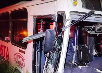 Accidente entre Camión de la Costa y Pickup Dejó a 31 Personas Lesionadas