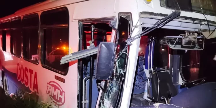 Accidente entre Camión de la Costa y Pickup Dejó a 31 Personas Lesionadas