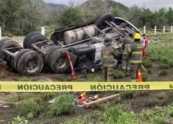 Conductor de Tractocamión Vuelca en Carretera Hermosillo-Nogales