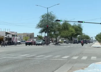 Mujer Golpea a Policías Para Evitar la Detención de un Familiar en Costa de Hermosillo