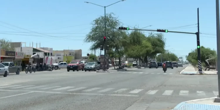 Mujer Golpea a Policías Para Evitar la Detención de un Familiar en Costa de Hermosillo