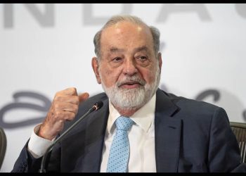 Carlos Slim firma un contrato con Pemex de 1.991 millones de dólares para la perforación de pozos