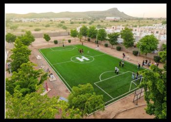 Inauguran Toño Astiazarán y familias de Villa Merlot nueva cancha de futbol con pasto sintético
