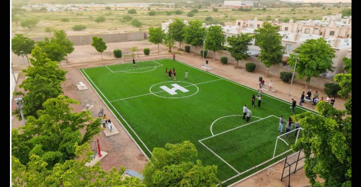 Inauguran Toño Astiazarán y familias de Villa Merlot nueva cancha de futbol con pasto sintético