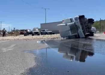 Vehículo de Carga se Voltea en Hermosillo; Se Derramaron Más de 600 Litros de Combustible