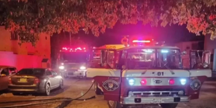 Vivienda en Empalme se Incendia por Corto Circuito en el Refrigerador; Dejó Dos Personas Heridas