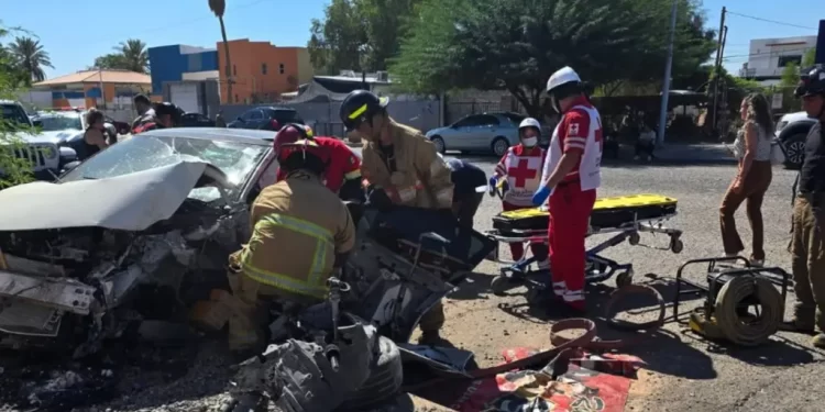 Joven Herido tras Presuntamente Atropellar a Mujer y Estrellar su Auto al Intentar Huir en SLRC
