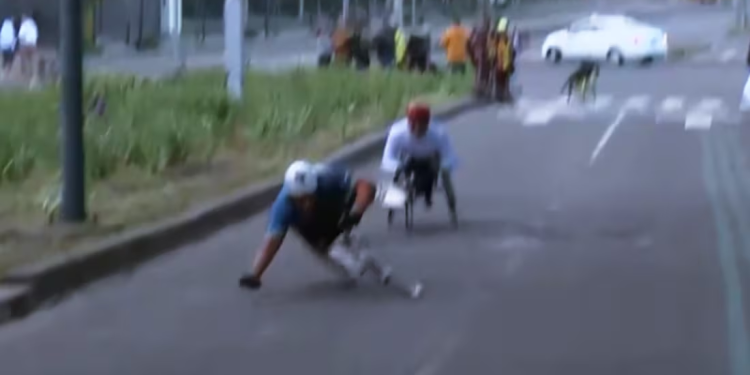 Caída de atletas en Maratón CDMX; Brugada aclara que fue un registro mal tapado, no un bache