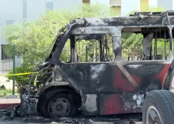 Camión de Transporte Urbano se Incendió Totalmente Frente al IMSS, en Hermosillo