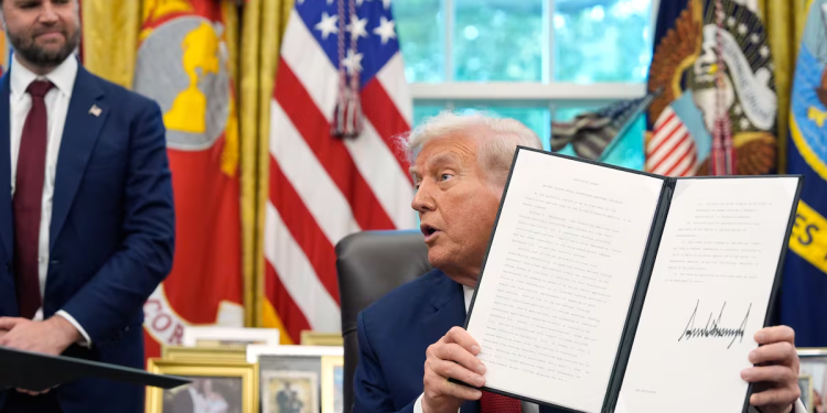 Trump firma un decreto para permitir que TikTok siga operando en Estados Unidos