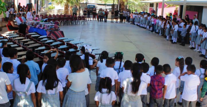 Entrega Omar Del Valle Colosio mesabancos a primaria indígena de Pesqueira