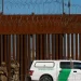 EU instala más alambrada de navajas en muro fronterizo con México