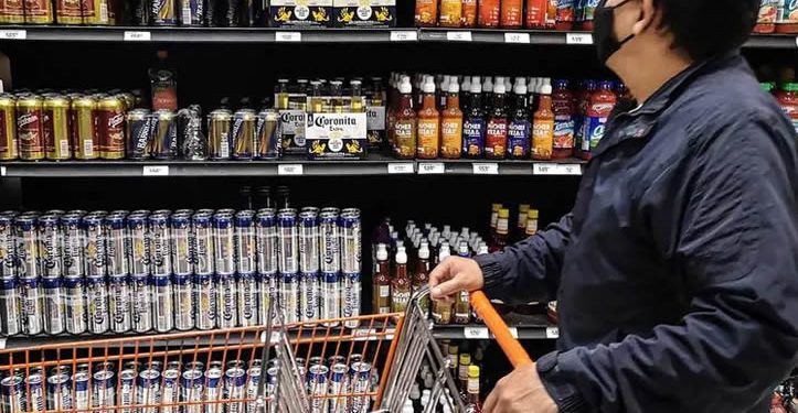 Parte de $6,000 de apoyos sociales los usan en alcohol, cigarros…  