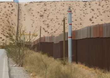 Traficantes de migrantes lanzan mentiras en redes para atraer gente; gobierno de EU las desmiente